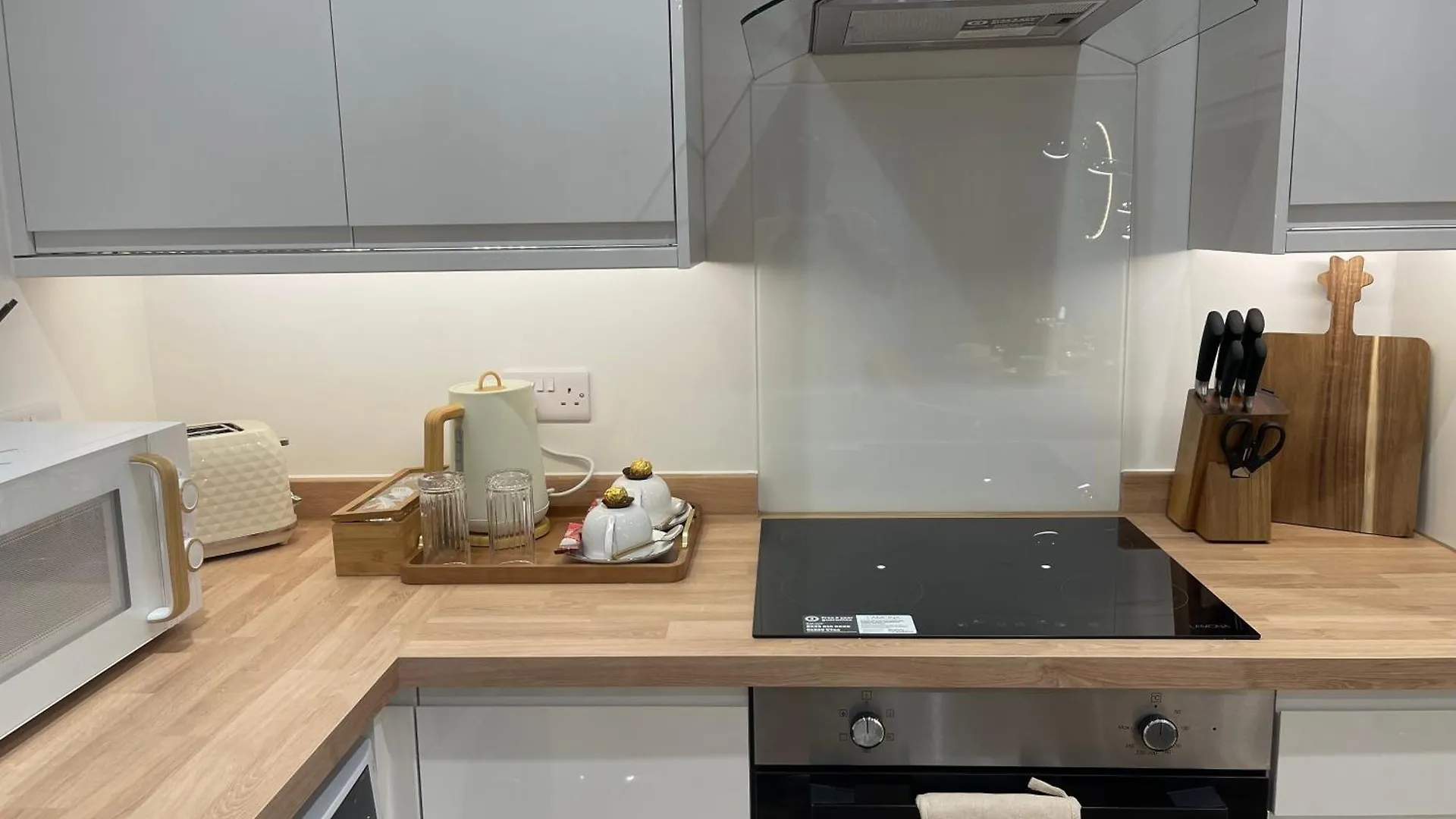 Nova Suite - Luxury, Stylish & Fully Furnished 2 Bed Apartment Minutes Away From The Beach Sleeps 4 To 5 Bournemouth