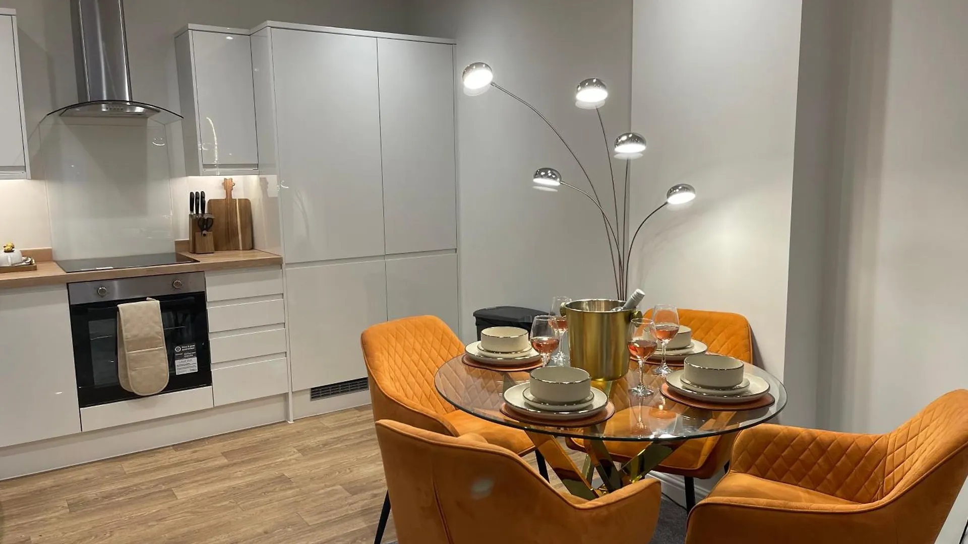 Nova Suite - Luxury, Stylish & Fully Furnished 2 Bed Apartment Minutes Away From The Beach Sleeps 4 To 5 Bournemouth
